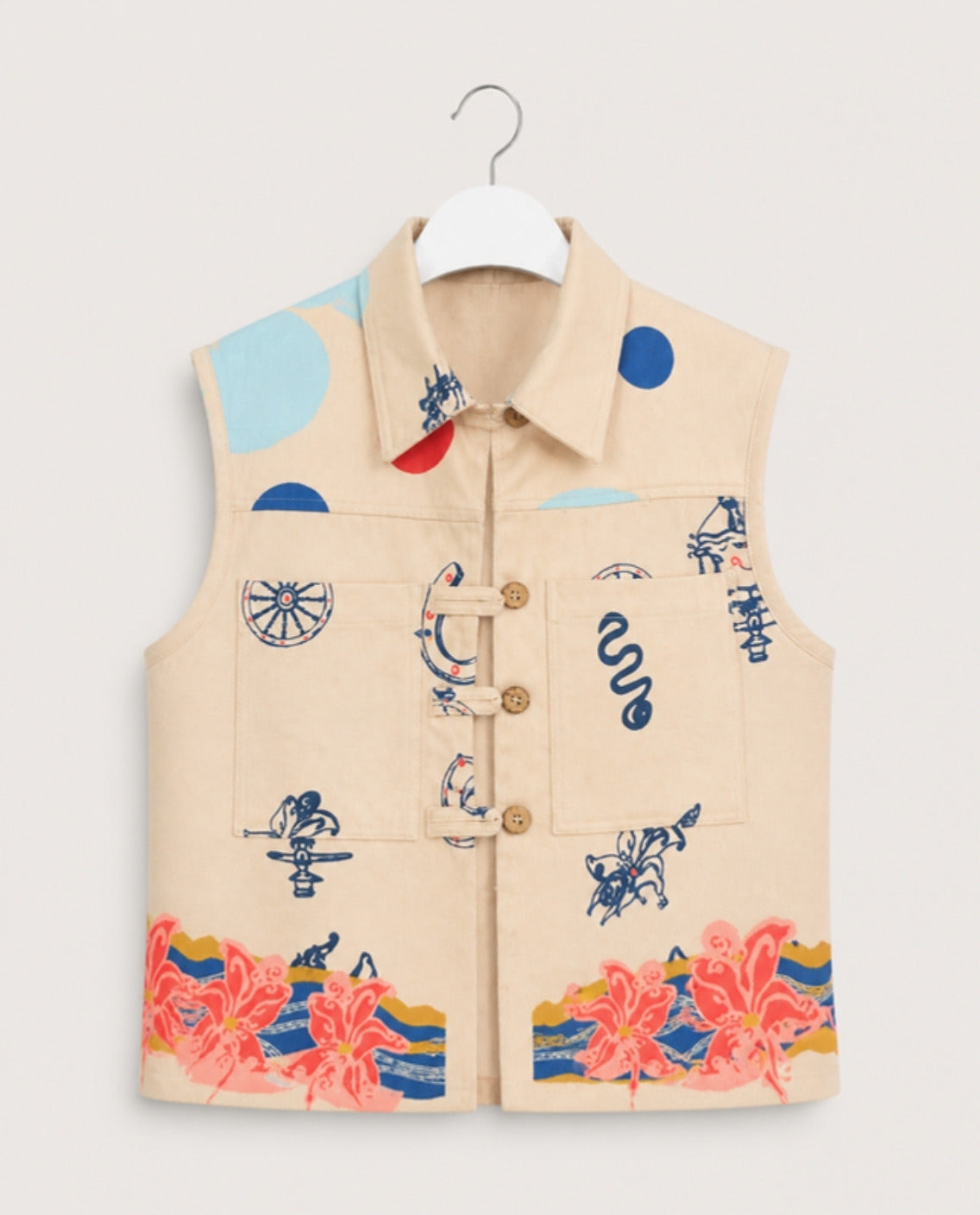 Image of Fairground Vest by Callista, front view on an invisible mannequin | فيست فيرجراوند من كاليستا، صورة أمامية